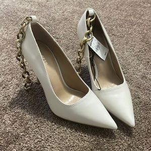Chain strap pointed heels